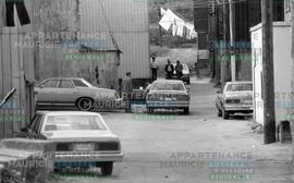 Voitures dans une ruelle