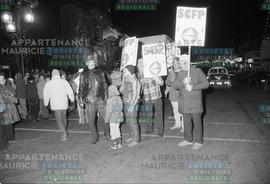 Personnes avec des pancartes