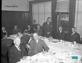 013 - Hommes à table
