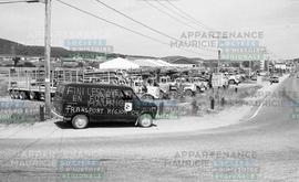 Camionnette avec slogan