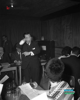 007 - Un homme gesticulant