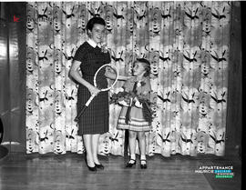 001 - Femme et fillette debout avec une raquette de tennis