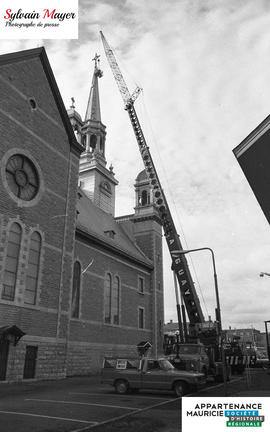 Grue près d'une église
