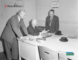 001 - Groupe d'hommes à un bureau
