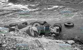 Valises sur le bord de la rivière