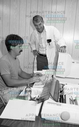 Deux hommes devant un ordinateur