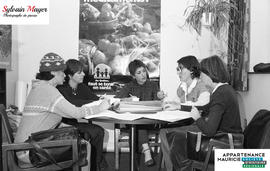 Personnes autour d'une table