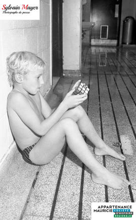 Enfant avec un cube Rubik's