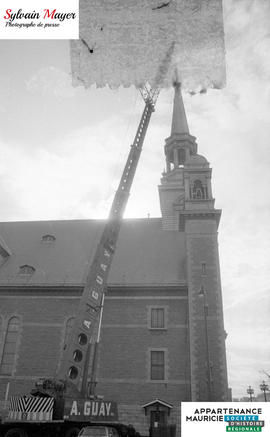 Grue près d'une église
