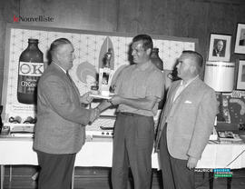 001 - Remise d'un trophée