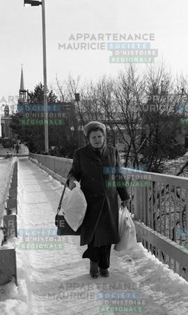 Femme transportant des sacs