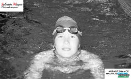 Fille dans la piscine