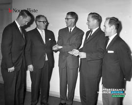 001 - Cinq hommes