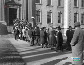 001 - Foule devant le Palais de Justice