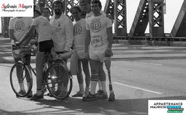 Personnes sur un pont