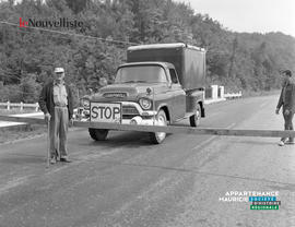 001 - Pont bloqué sur la route de la Baie