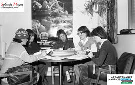 Personnes autour d'une table