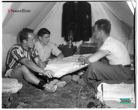 001 - Hommes dans une tente