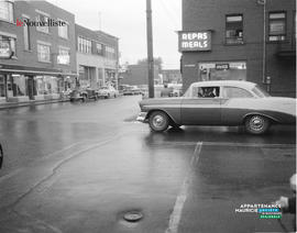 001 - Voiture sur une ligne blanche