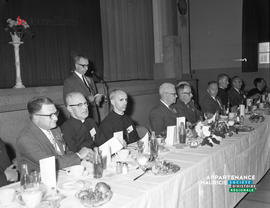 001 - Orateur au banquet