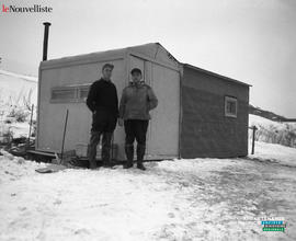 008 - Deux hommes devant une cabane