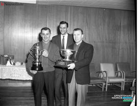 003 - Hommes avec trophées