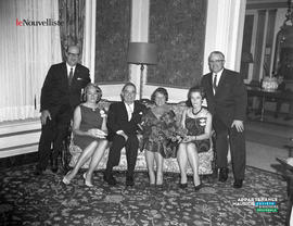 006 - Personnes sur un divan