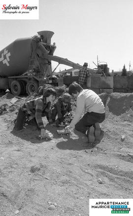 Enfants jouant dans le sable