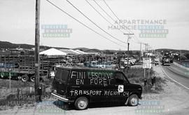 Camionnette avec slogan