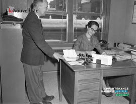 003 - Homme et femme à un bureau