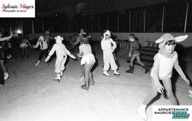 Personnes patinant