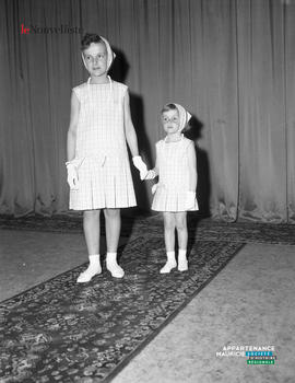 001 - Deux jeunes filles