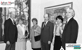 Des personnes avec des tableaux
