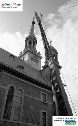 Grue près d'une église
