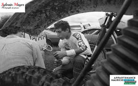 Personne travaillant sur une motocross