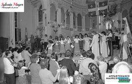 Personnes célèbrent dans une église