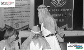 Personnes en costume
