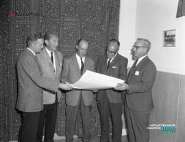 001 - Groupe d'hommes