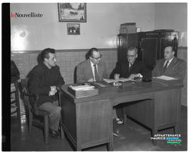 006 - Quatre hommes à un bureau