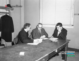 001 - Hommes assis