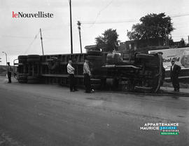 001 - Camion sur le côté.