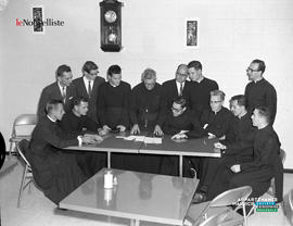 001 - Groupe de religieux et d'hommes