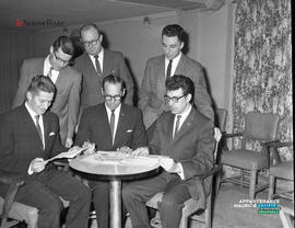 001 - Groupe d'hommes