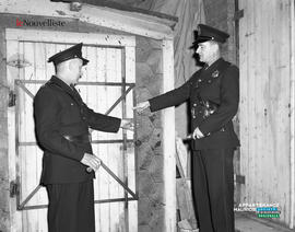 004 - Deux policiers