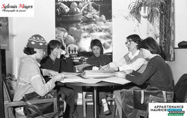Personnes autour d'une table