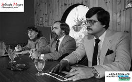 Personnes à une table