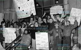 Manifestants avec des affiches