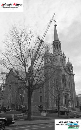 Grue près d'une église