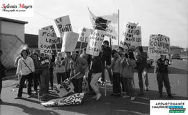 Personnes faisant une manifestation