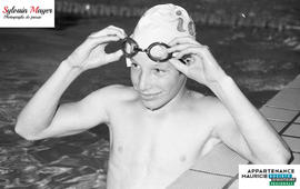 Garçon dans la piscine